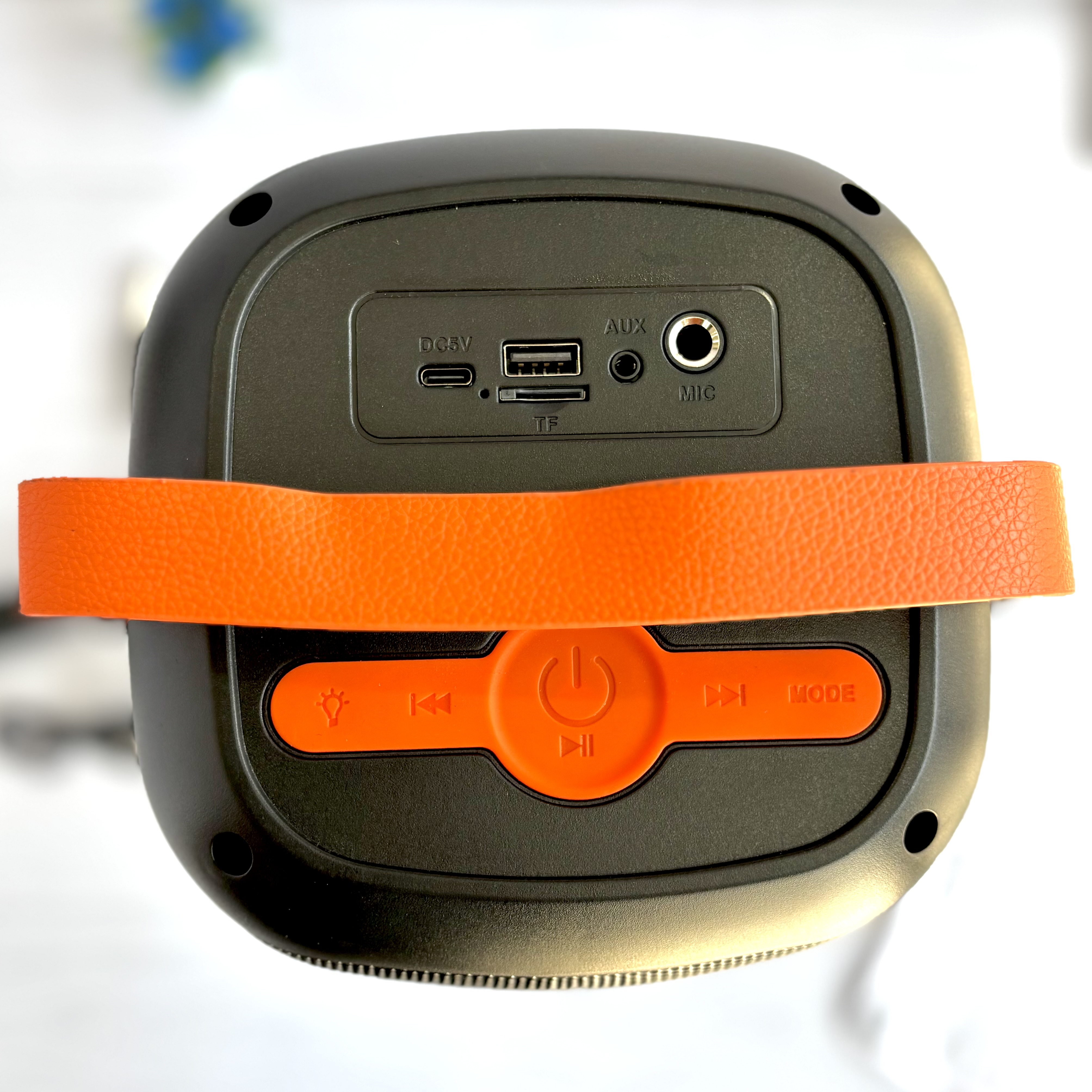 نمای نزدیک از دکمههای سیلیکونی اسپیکر ZQS-4277