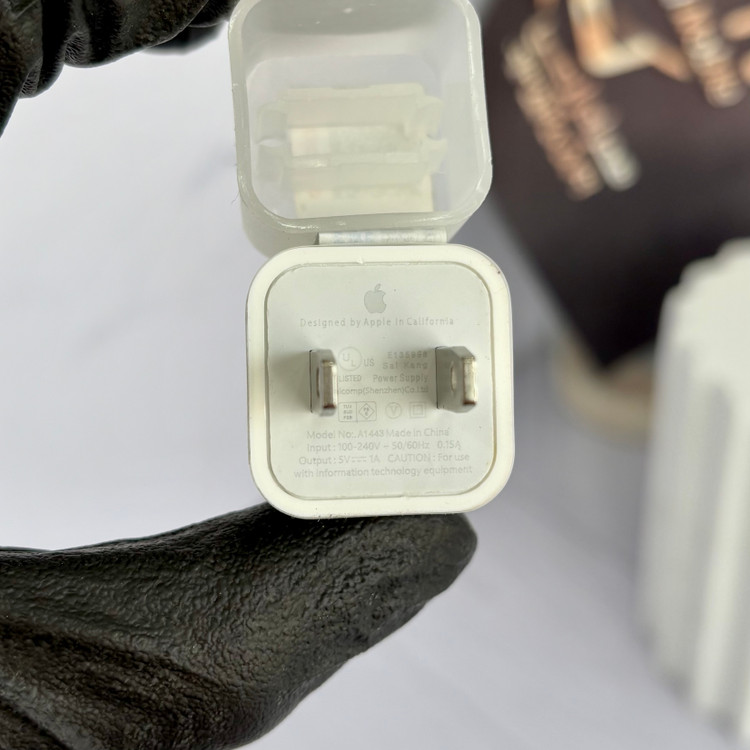 نمای نزدیک از آداپتور اصلی اپل با طراحی مینیمال و کیفیت ساخت بالا