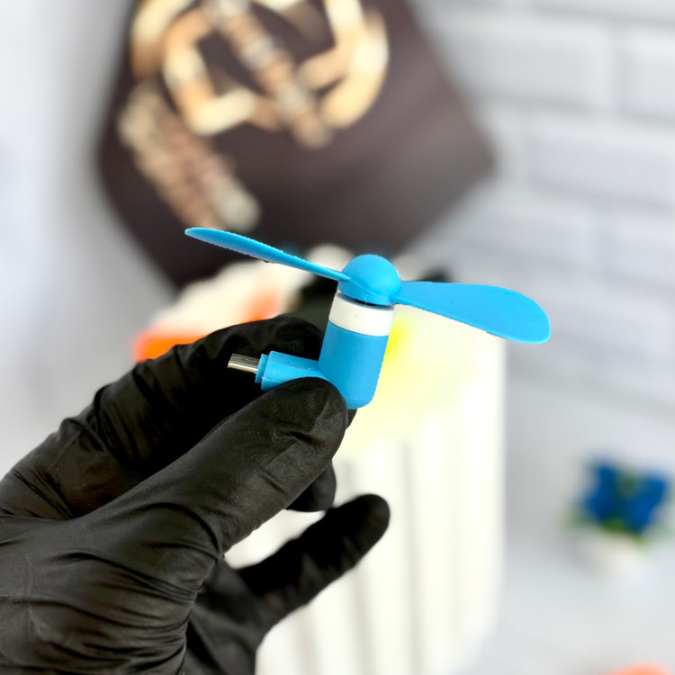 فن همراه کوچک برای خنک شدن در گرمای تابستان